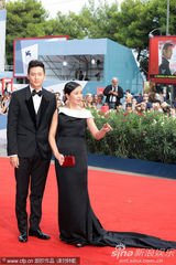 组图：金基德《圣殇》首映 赵敏秀性感长裙秀香肩