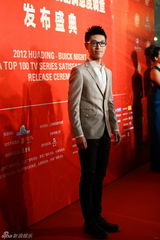 组图：吴奇隆刘诗诗李小璐等亮相华鼎奖红毯