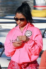 组图：妮琪米娜晒性感度假照 着比基尼前凸后翘