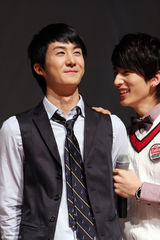 高清组图：韩新组合UKISS见面会 SS501成员助阵弟弟