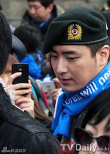 组图：韩星Rain与李俊赫积极参加爱国步行大会