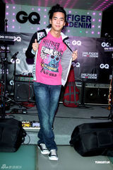 组图：柯有纶为服装助阵演出 透露新专辑12月发行