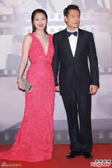 组图：杨千嬅牵手丁子高 超深V晚装胸前露胶纸