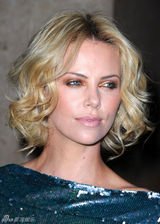 幻灯图：电影艺术奖致敬马特达蒙 赛隆捧场秀礼服