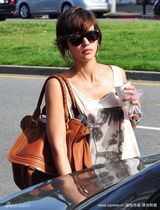 幻灯图集：杰西卡-阿尔芭雪花牛仔短裤清凉现身