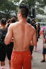 组图：亚洲先生闹市裸身宣传 热门选手大秀腹肌