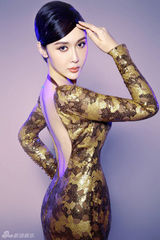 组图：陈美行性感复古露背装 高贵气质