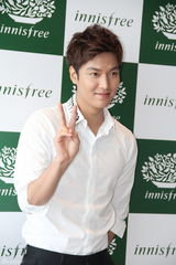 组图：李敏镐帅气出席活动 新剧将演高中生