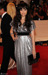 高清组图：纽约大都会庆典 妮可-里奇秀银色礼服