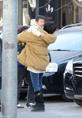 组图：孙俪带儿子会友 一路小心保护呵护有加