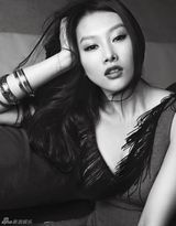 组图：李昕岳黑白复古大片 演绎初恋般纯美气质