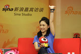 独家高清组图：阿娇做客新浪 模仿独眼小浪