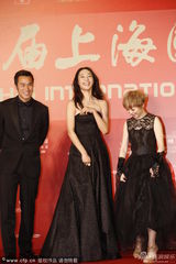 组图：上海电影节红毯 白百何低胸黑裙妩媚动人