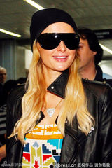 组图：帕丽斯-希尔顿现身机场遭男粉丝围堵