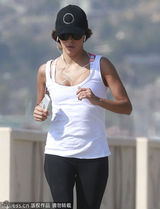 组图：伊娃背心紧身裤亮相 跑步锻炼秀身材