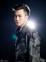 组图：翟天临多面派大片 视觉盛宴美男气质