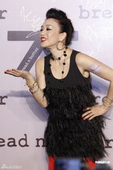 组图：钟丽缇红色裤袜惹火捞金 不受离婚影响展笑脸 