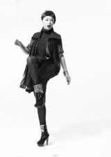 组图：黄绮珊新照全曝光 黑白大片演绎另类时尚