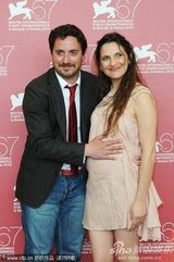 高清：《后事》记者会 泽格斯怀孕被导演摸大肚送吻