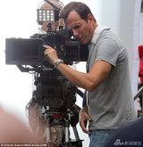 组图：《忍者神龟》热拍 梅根化身娇俏女记者