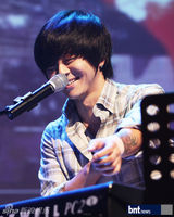 组图：韩星尹道贤出演慈善义卖会展天籁歌喉