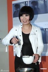 组图：黄小琥情人节不免俗 与外籍男友洗鸳鸯浴