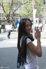 高清组图：童瑶东京街头拍写真 秋日午后秀清新