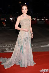 组图：杨紫琼亮相红毯 绣珠长裙华贵露美背