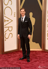 组图：卷福西装帅气亮相 将任奥斯卡颁奖嘉宾
