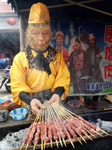 组图：小贩扮孙悟空当街烤“唐僧肉”