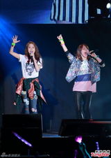 组图：韩团4minute性感登陆香港 热舞大秀美腿