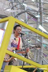 组图：黄贯中街头激情开唱 代24味成员否认斗殴