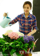 组图：韩星孔贤珠写真现场秀玲珑气质