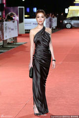 组图：蔡淑臻亮相金钟红毯单肩长裙搭档温昇豪