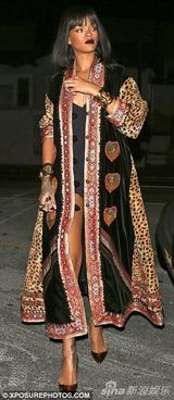 组图：蕾哈娜高叉紧身衣配土豪外套 秀火辣身材