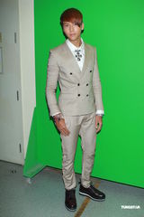 组图：方力申录节目 望刘翔不理流言