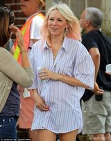 组图：娜奥米-沃茨挺假肚子扮孕妇 新片演妓女