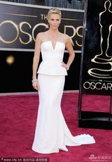 组图：查理兹-塞隆着白色抹胸裙 女王范十足