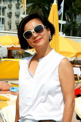 幻灯图集：李玲玉戛纳海滩写真展“甜歌皇后”风采