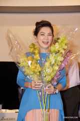 组图：Ella出席公益影像展 喜事将近洋溢幸福