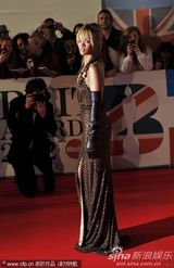 组图：第32届全英音乐奖 蕾哈娜深V露背秀美腿
