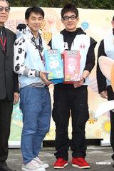 组图：任贤齐李李仁逛花博 开心分享爸爸经