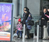 组图：李湘贵妇范携全家出行 奶爸王岳伦抱女儿