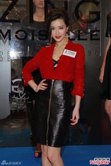 组图：文咏珊红黑装性感 与绯闻男友滴汗合照