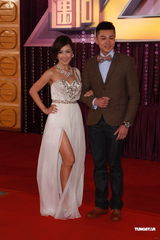 组图：李诗韵身着白色长裙携手黄浩然入场