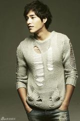 组图：型男蓝正龙最新写真 不玩酷释放微笑