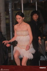 高清图：周迅超短低胸裙装现身 秀美腿夺人眼球