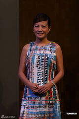 组图：赵薇助阵品牌新店开业 短裙绚丽温柔大方