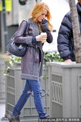 组图：布莱克-莱弗利拍《绯闻女孩》穿羽绒服御寒