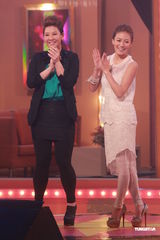 组图：谭咏麟关心妍台上合唱 众星现身无线电视城